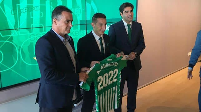 El mexicano habló sobre su renovación con el conjunto andaluz hasta 2022.