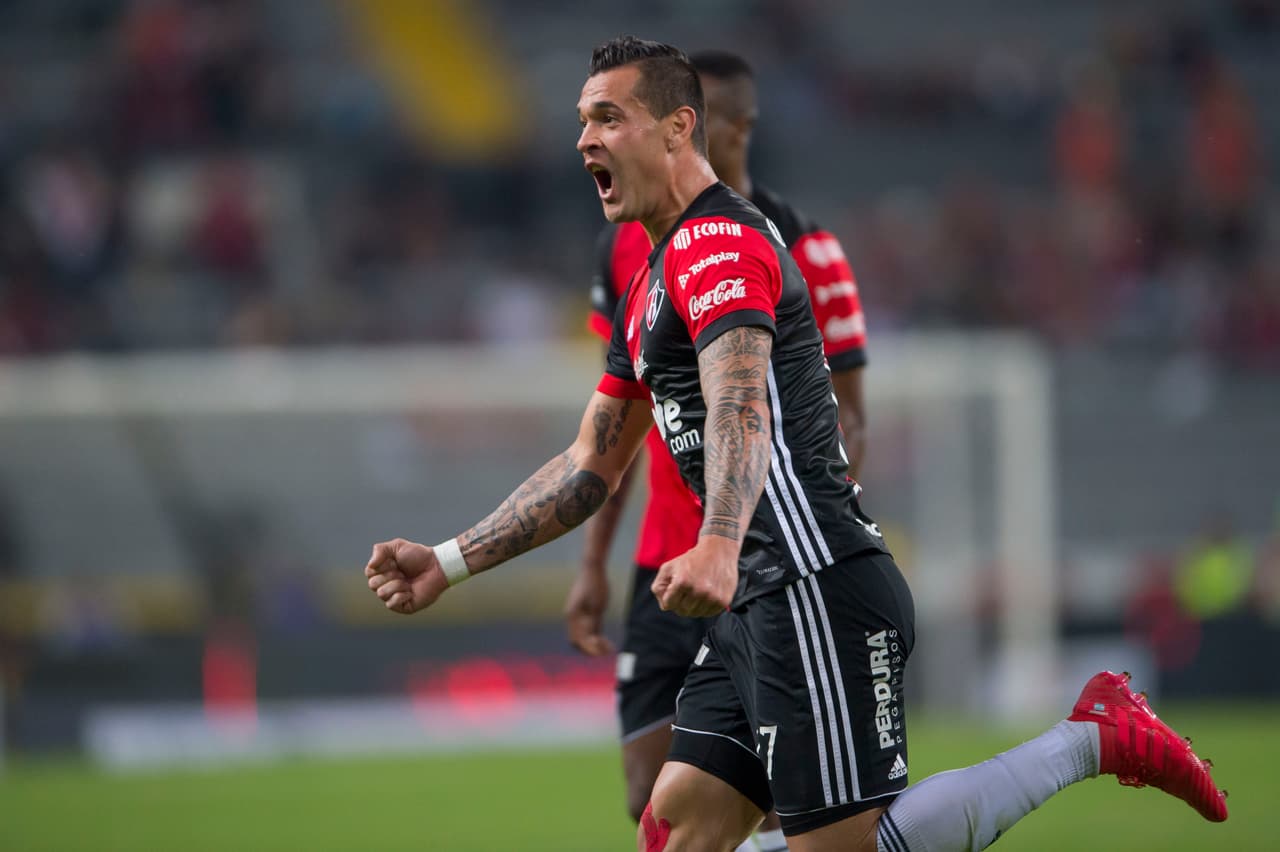 Desatención en la marca por parte de los jugadores de Necaxa que el delantero aprovechó para sacar su latigazo. Alguna responsabilidad le cabe al portero de los Rayos.