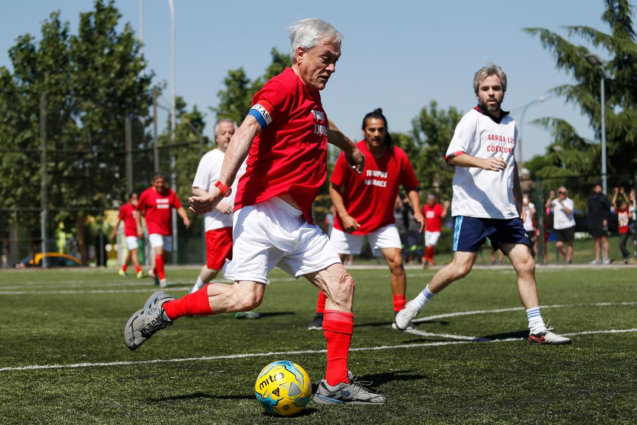 El presidente chileno Sebastián Piñera ha confesado abiertamente que es hincha de la Universidad de Chile, más tiene afecto por Colo Colo del que fue directivo.