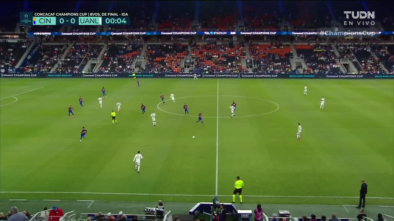 Arranca el partido y la pelota está en juego.