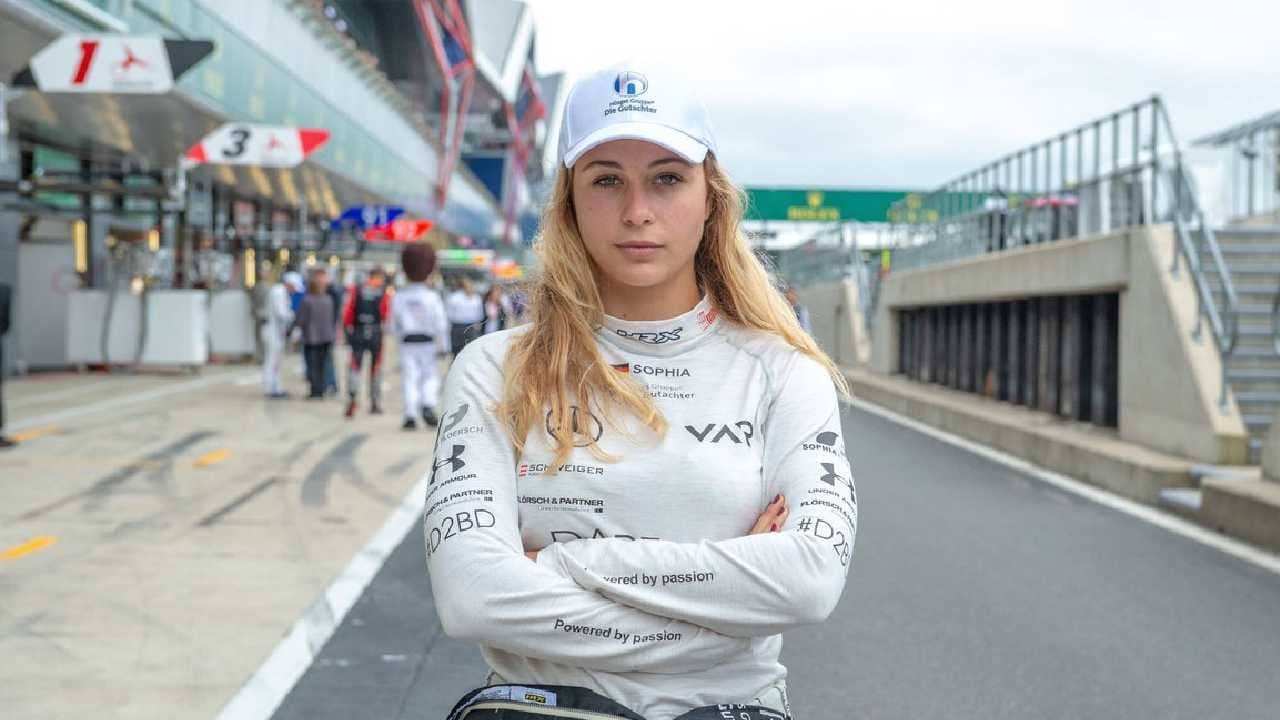 La piloto Sophia Floersch fue operada con éxito durante siete horas