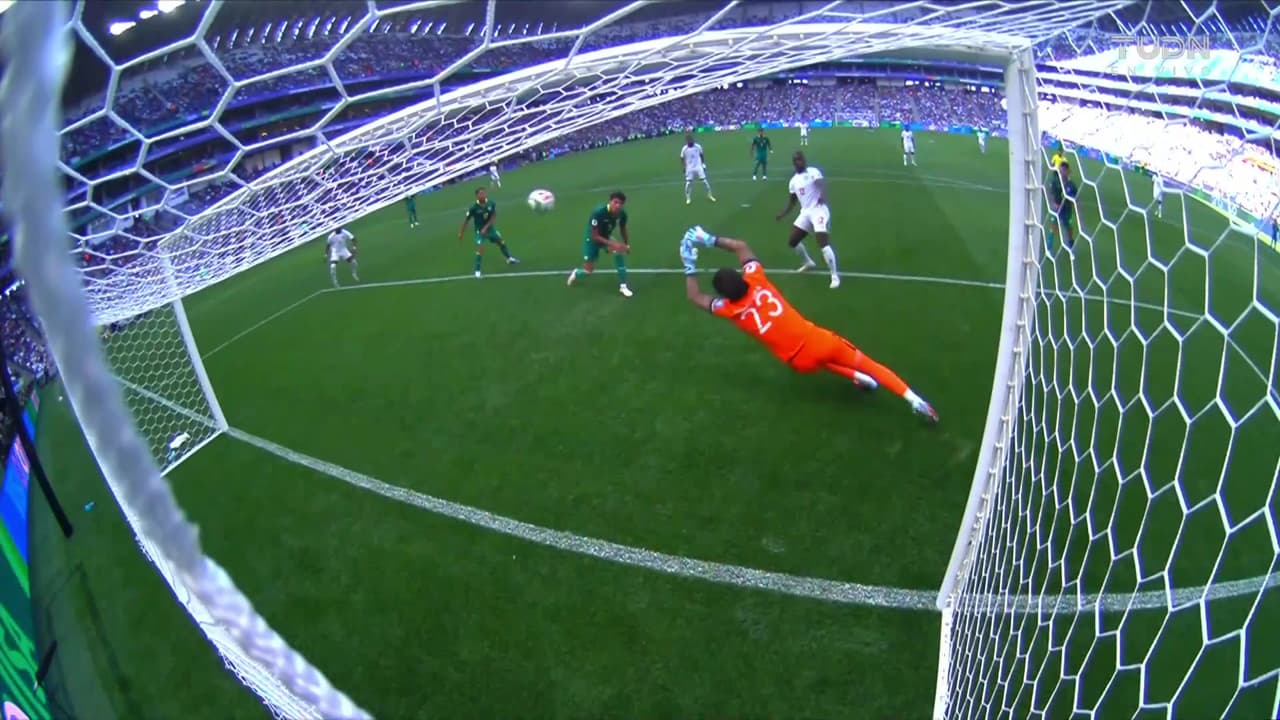 ¡Atajada monumental! Reacción felina de Viscarra y con la cara evita el 1-0