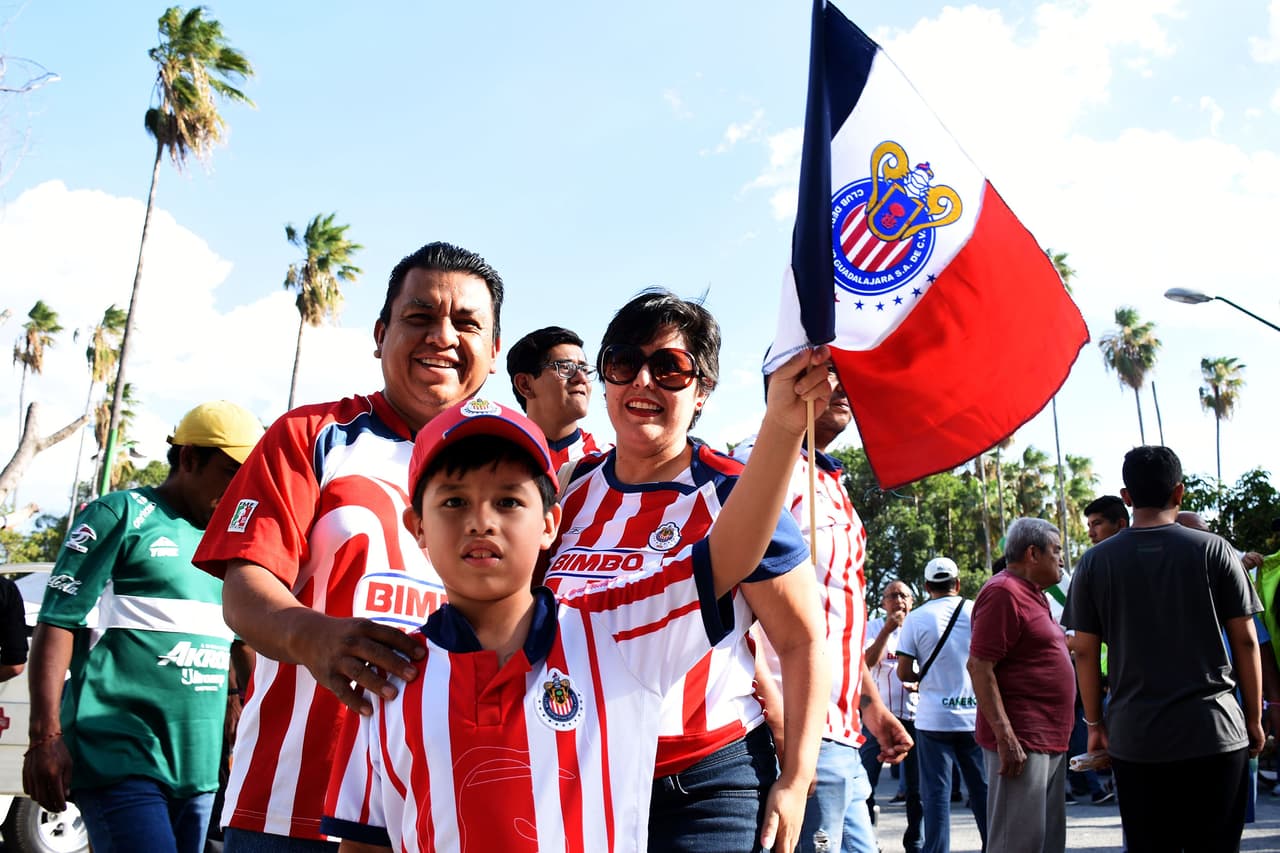 Los fanáticos de Chivas llegaron a Zacatepec, Morelos, para el juego amistoso del Rebaño Sagrado contra Zacatepec.