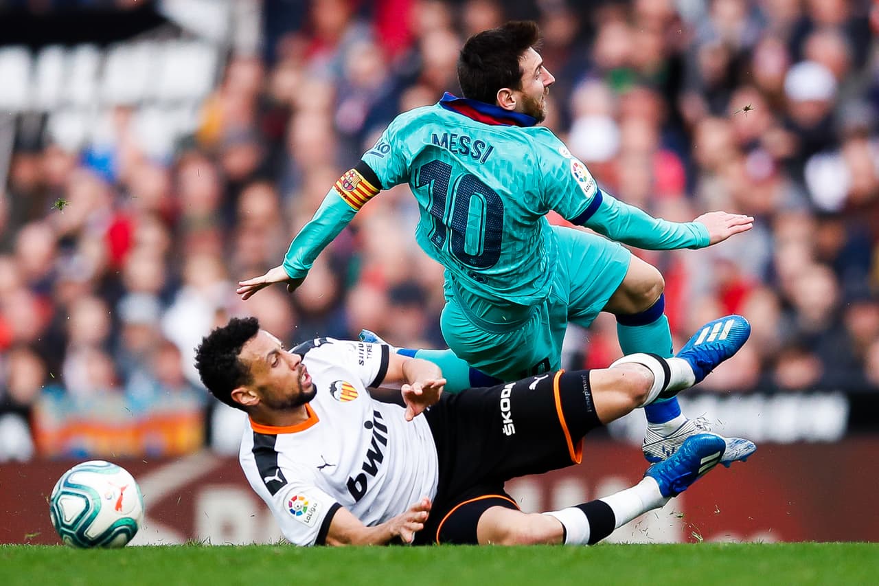 Solo así pueden frentar a Lionel Messi, pero Francis Coquelin de Valencia CF dio una muestra de cómo frentar al '10'.