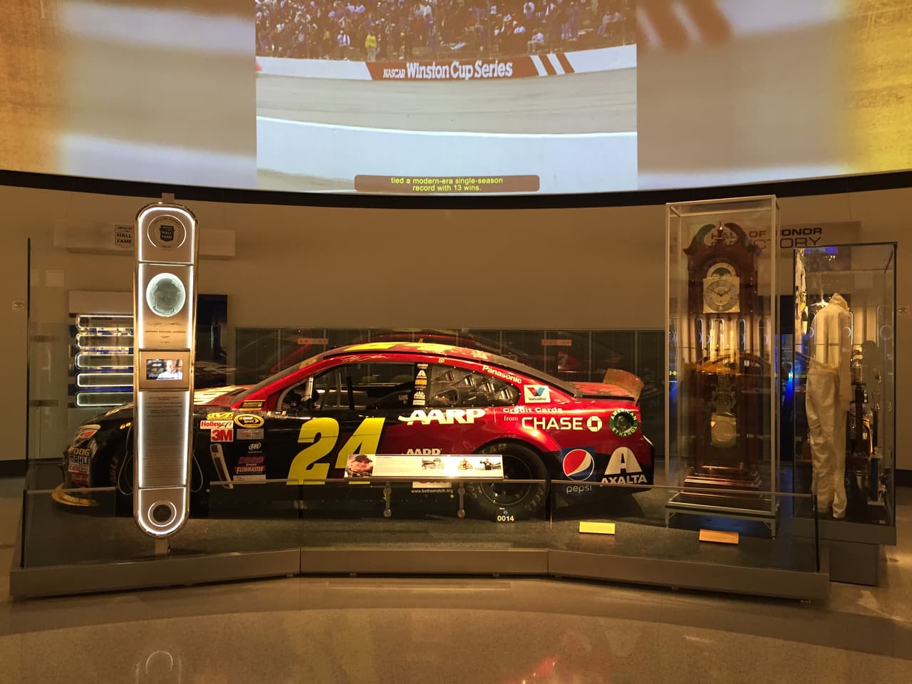 La versión más moderna de una de las leyendas de la NASCAR, el gran Jeff Gordon, cuatro veces campeón de la Cup Series, con su auto insignia y el número 24.