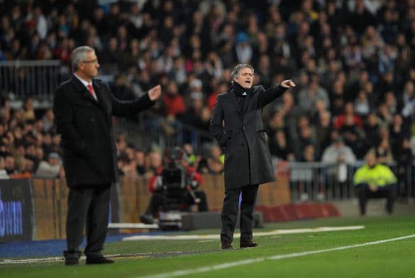 Los técnicos, Gregorio Manzano y José Mourinho, veína el encuentro con seriedad.