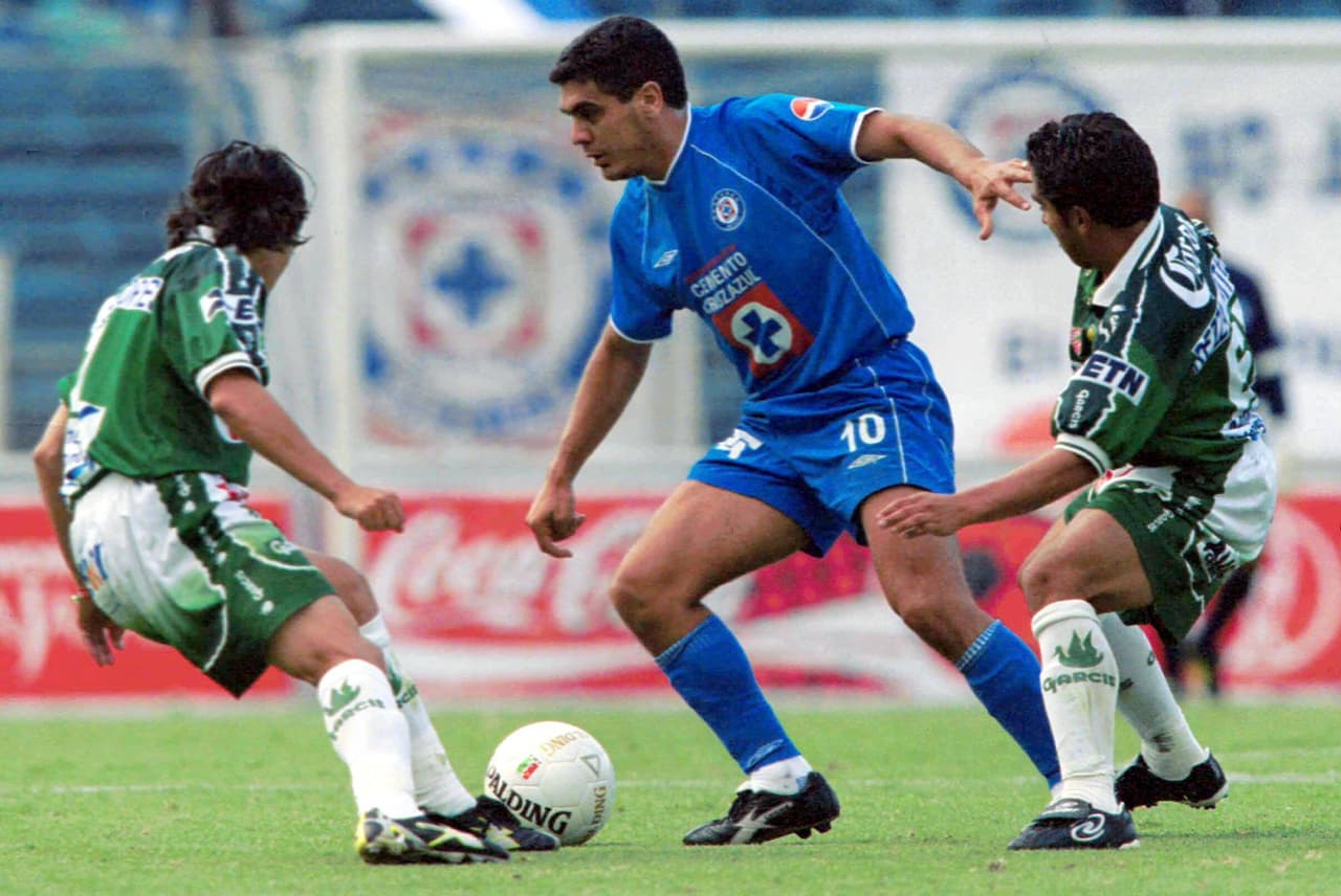 Uno de los 10 mas elegantes que ha tenido el Cruz Azul en sus filas, Ángel 'el Matute' Morales dejó 33 pepinos.