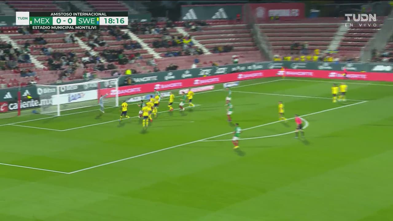 ¡Potencia pura! Cañonazo de Chávez que rechaza el portero de puños