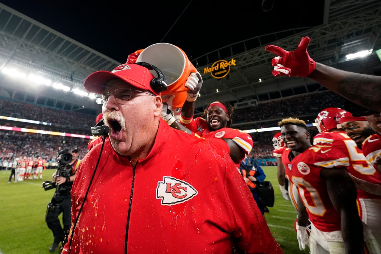 <i><b>7.- Andy Reid</b></i>
<br>Equipos: Philadelphia 1999-2012; Kansas City 2013-Presente
<br>Marca:
<i> </i>207
<i>-</i>128 (21 temporadas) 15-14 in playoffs
<br>Títulos divisionales: 10
<br>Participaciones en Super Bowl como head coach: 2 (XXXIX, LIV)
<br>Títulos de Super Bowl como head coach: 1 (LIV)