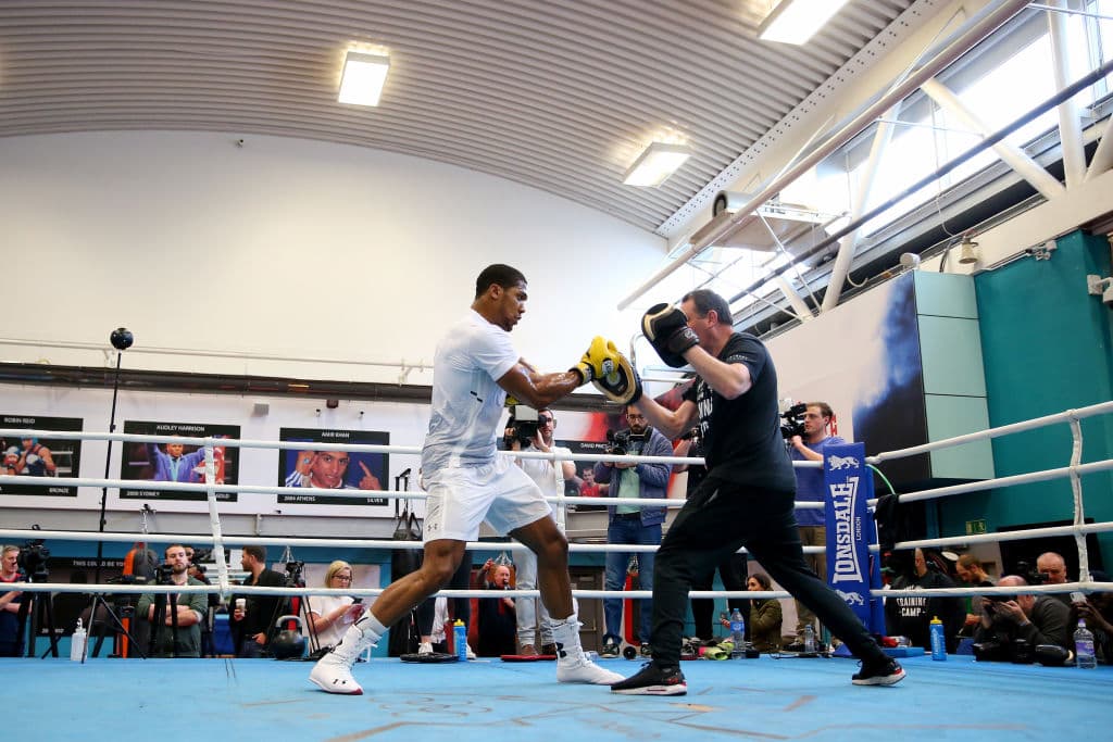 El exboxeador mexicano Marco Antonio Barrera, reconocido en Inglaterra por su victoria sobre el 'Príncipe' Naseem Hamed en 2001, regaló un par de guantes amarillos al campeón invicto FIB, IBO, y AMB de peso completo previo a su pelea con Joseph Parker el próximo 31 de marzo.
