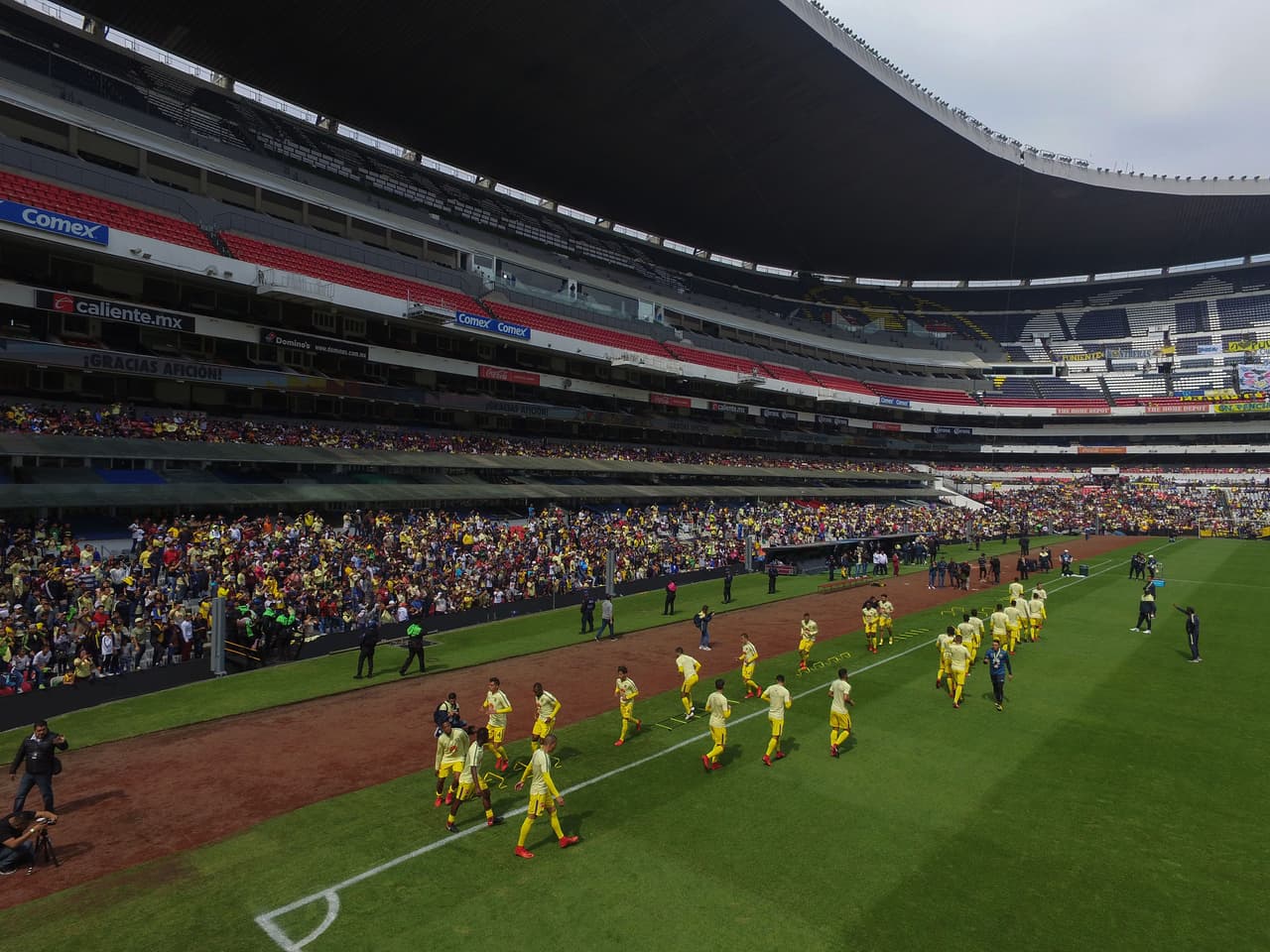 Las Águilas, tanto el equipo varonil y femenil, convivieron con los aficionados y se tomaron la foto oficial con ellos en el Estadio Azteca.