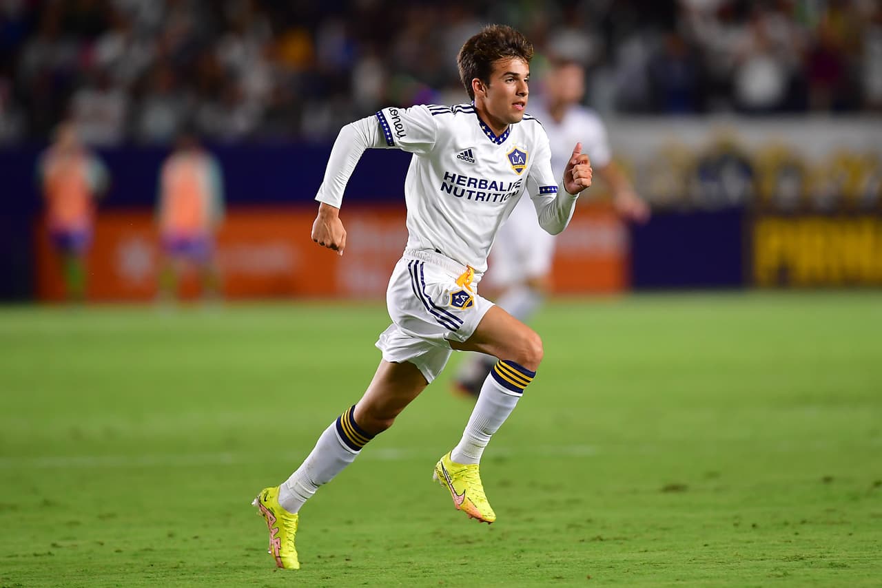 Son seis partidos desde el inicio con la playera de LA Galaxy, que dieron como resultado hasta ahora cinco asistencias, dos goles y el 91,8% de precisión en sus pases.
<br>