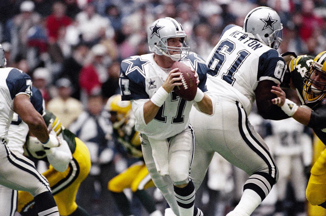 1994 - Troy Aikman estaba lesionado por lo que Jason Garrett abrió el partido y tuvo la mejor actuación de su carrera. Garrett y los Cowboys salieron victoriosos 42 - 31 en el duelo de pases con Brett Favre de los Green Bay Packers.