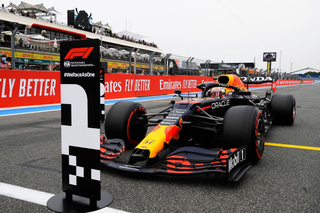 Max Verstappen se adueñó del circuito con la primer plaza, Lewis Hamilton le pisó los talones al holandés y se quedó en la segunda plaza, Bottas protegerá a su compañero desde la tercer plaza y Sergio Pérez buscará revasar a los mercedes desde la cuarta posición.