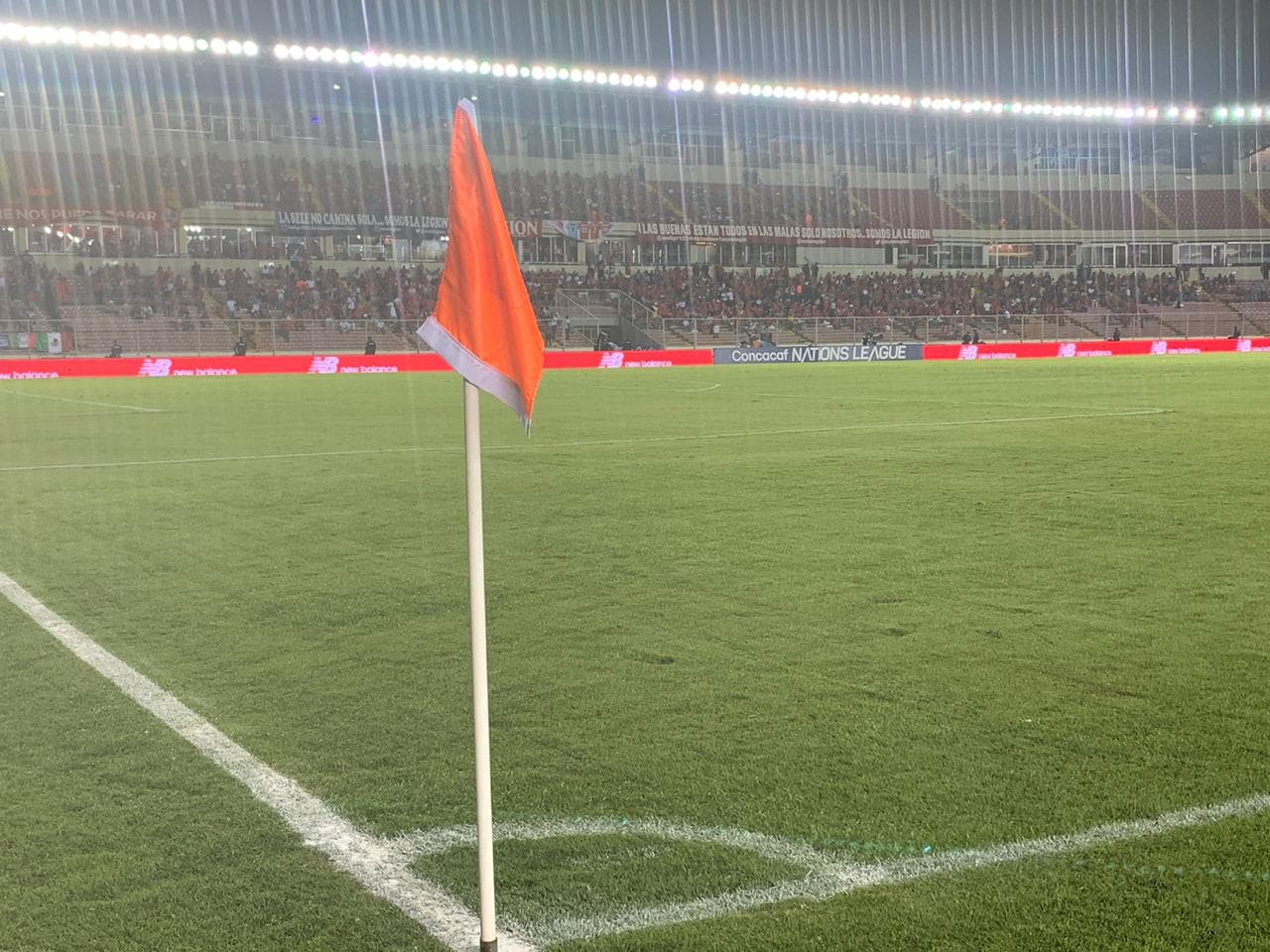 Con la noche encima y la gente llegando al estadio, la ciudad de Panamá esta lista para el Panamá vs México.