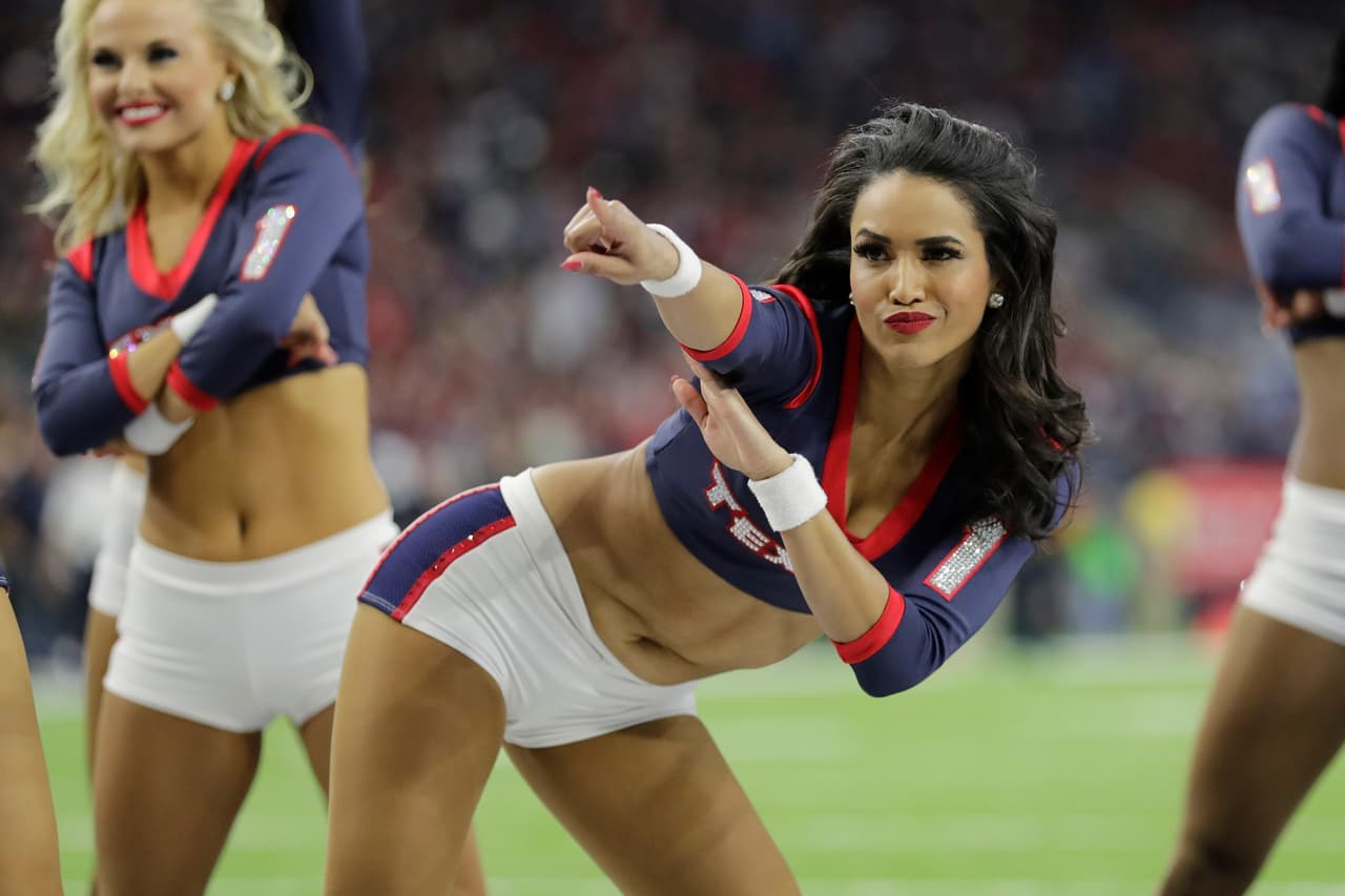 Las sensuales porristas, las espectaculares presentaciones previas y salidas de los equipos, las celebraciones y disfraces de los fanáticos y hasta los rituales previos a los partidos fueron parte de la fiesta de la ronda de 'wild crad' en la NFL.