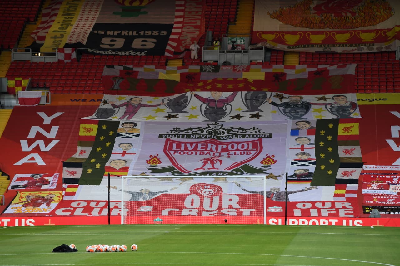 Diversas banderas con diseños variados se colocaron en las butacas de Anfield para mostrar el apoyo a los Reds.