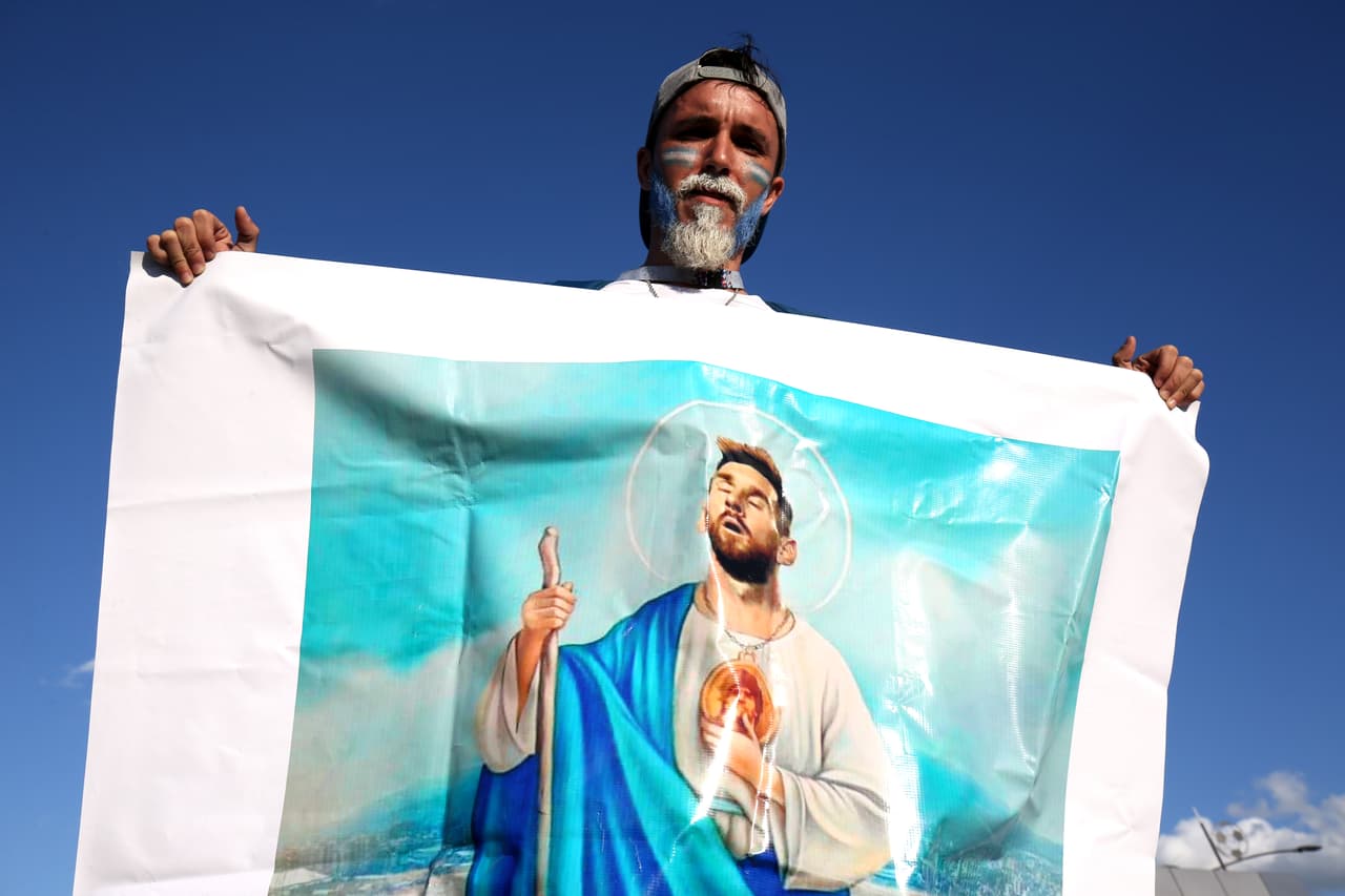 Los fanáticos de Argentina se aferran a la capacidad de Lionel Messi en su duelo contra Croacia, cuyos hinchas también hacen parte del colorido en el segundo partido de ambos equipos en Rusia 2018.