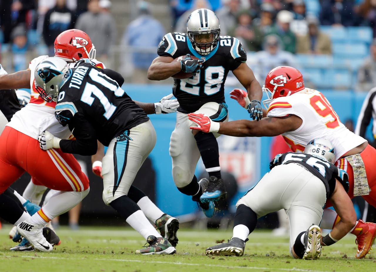 La línea ofensiva de Carolina haciendo el huevo para el corredor Jonathan Stewart.