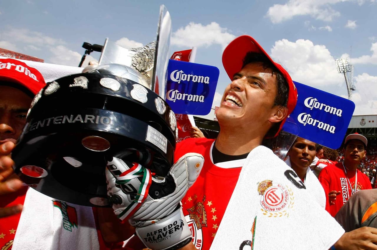 Consiguió el Balón de Oro en 2010 y, desde aquel torneo, ha sido titular indiscutible para defender el arco de los Diablos Rojos.