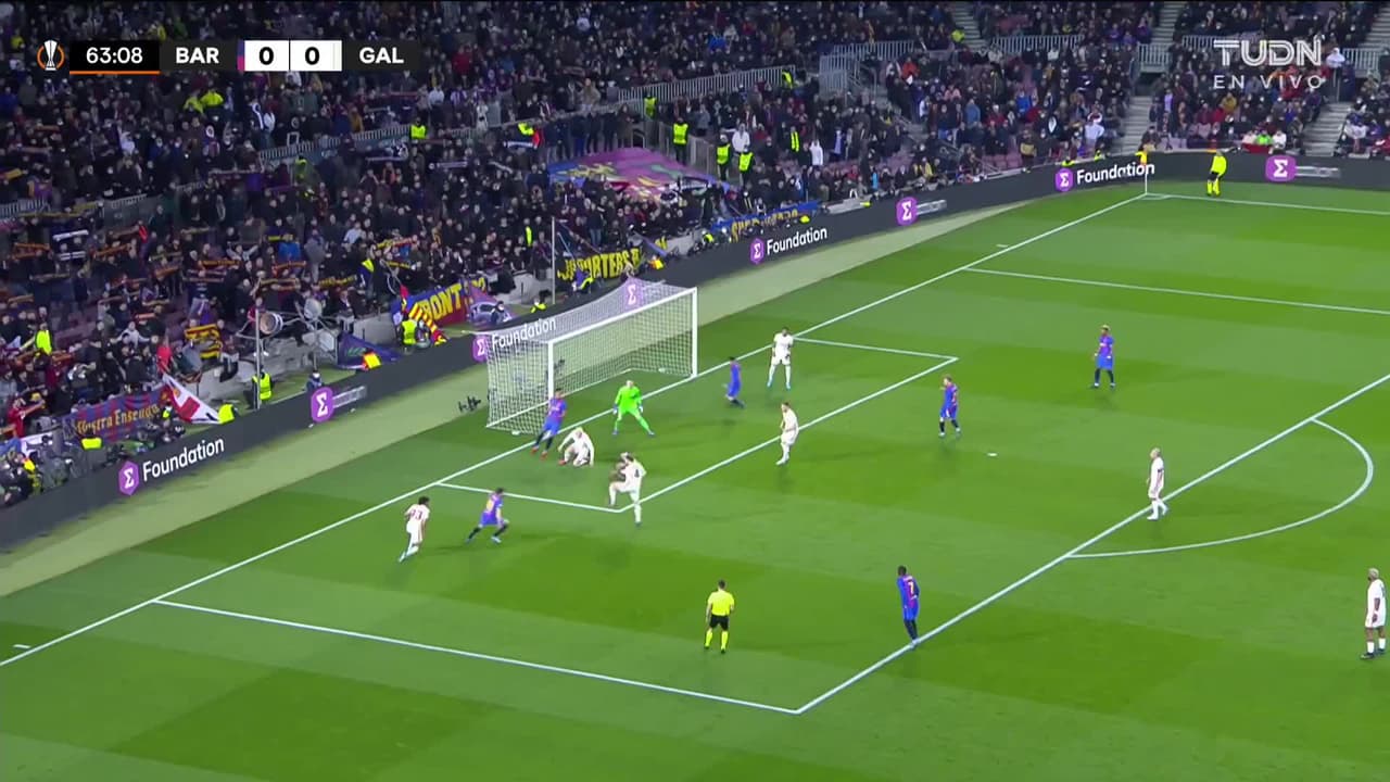 ¡TIRO ATAJADO! disparo por Frenkie de Jong.