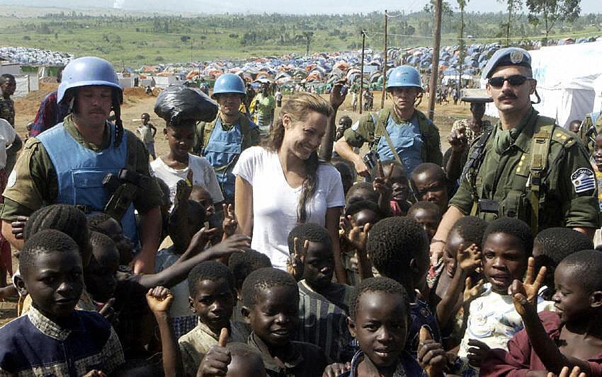 Cuenta ya con dos décadas de experiencia como activista humanitaria y una carrera en derechos humanos.