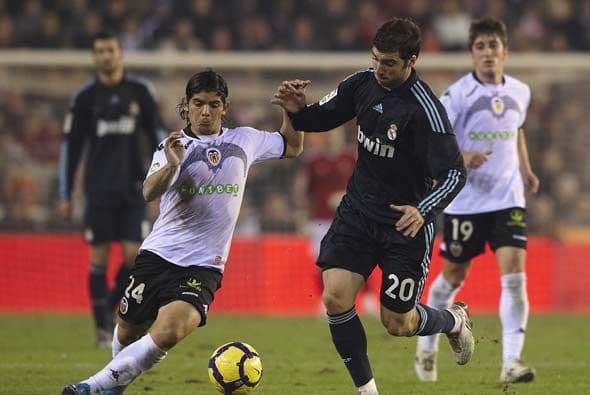 Ninguno de los dos equipos se conformaba con la igualdad. El partido se volvió loco e iba de puerta a puerta.