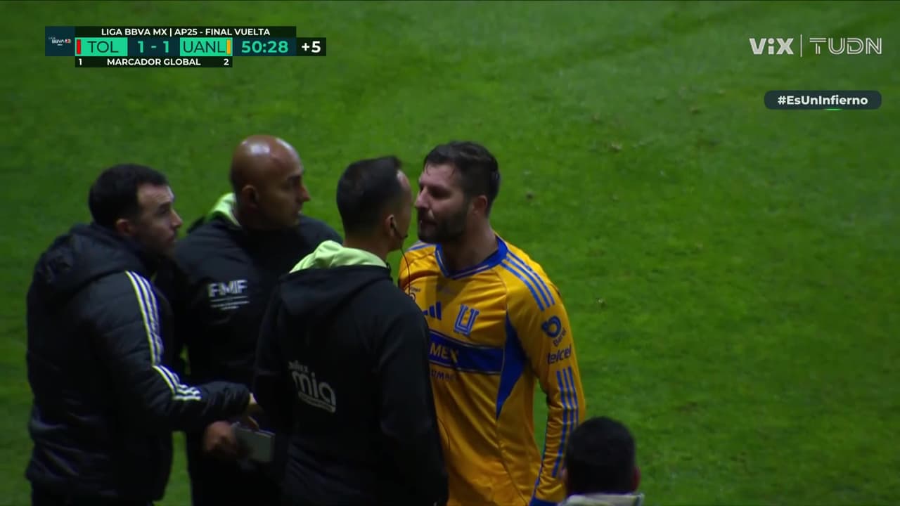 ¡Gignac se calienta y se deja ir contra el árbitro asistente!