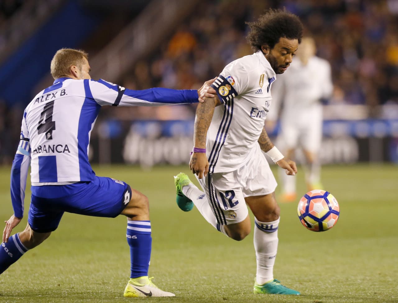 El partido continuó en esa dinámica hasta que el Madrid decidió bajarle la velocidad y eso lo aprovechó el Deportivo, que al minuto 35 marcó el descuento por intermedio de Andone para ilusionar a la parcial local.