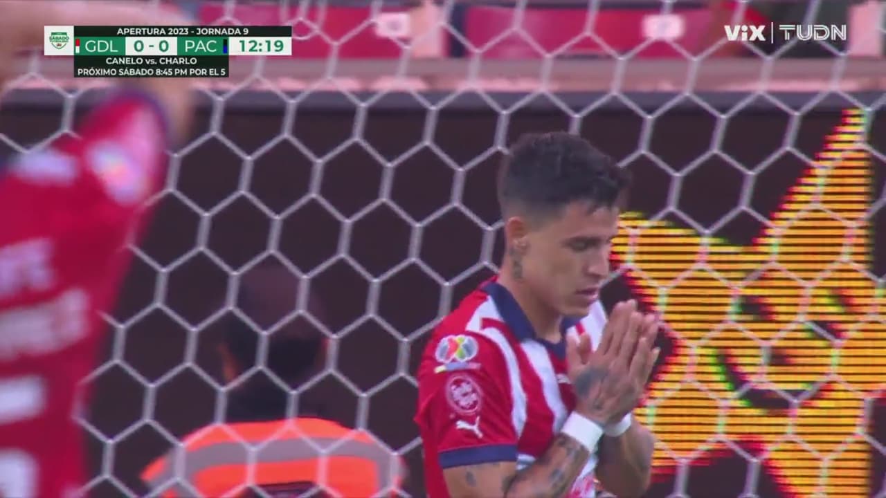 ¡Tremenda falla de Calderón y Chivas se pierde el primero!