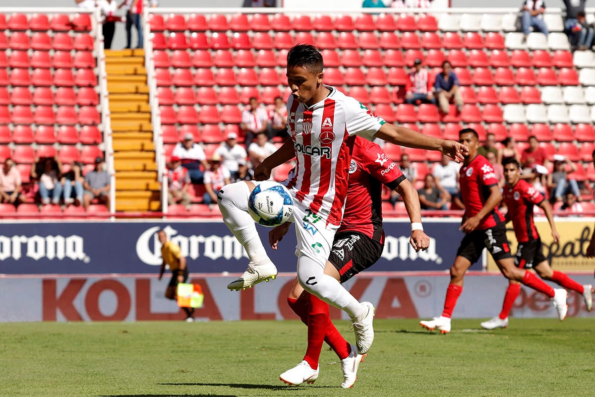De buen partido pero mala puntería, el chileno Marcelo Allende, que también buscó su gol para el Necaxa.