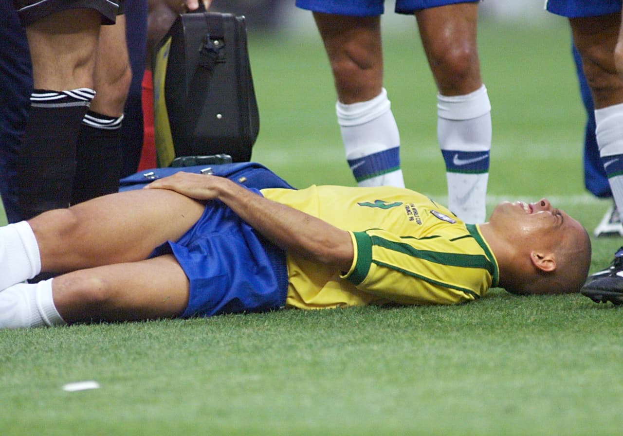 El relato indica que el jugador tiraba espuma de su boca y que no debió haer jugado la final por la gravedad de ese ataque, que nunca más se volvió a repetir.