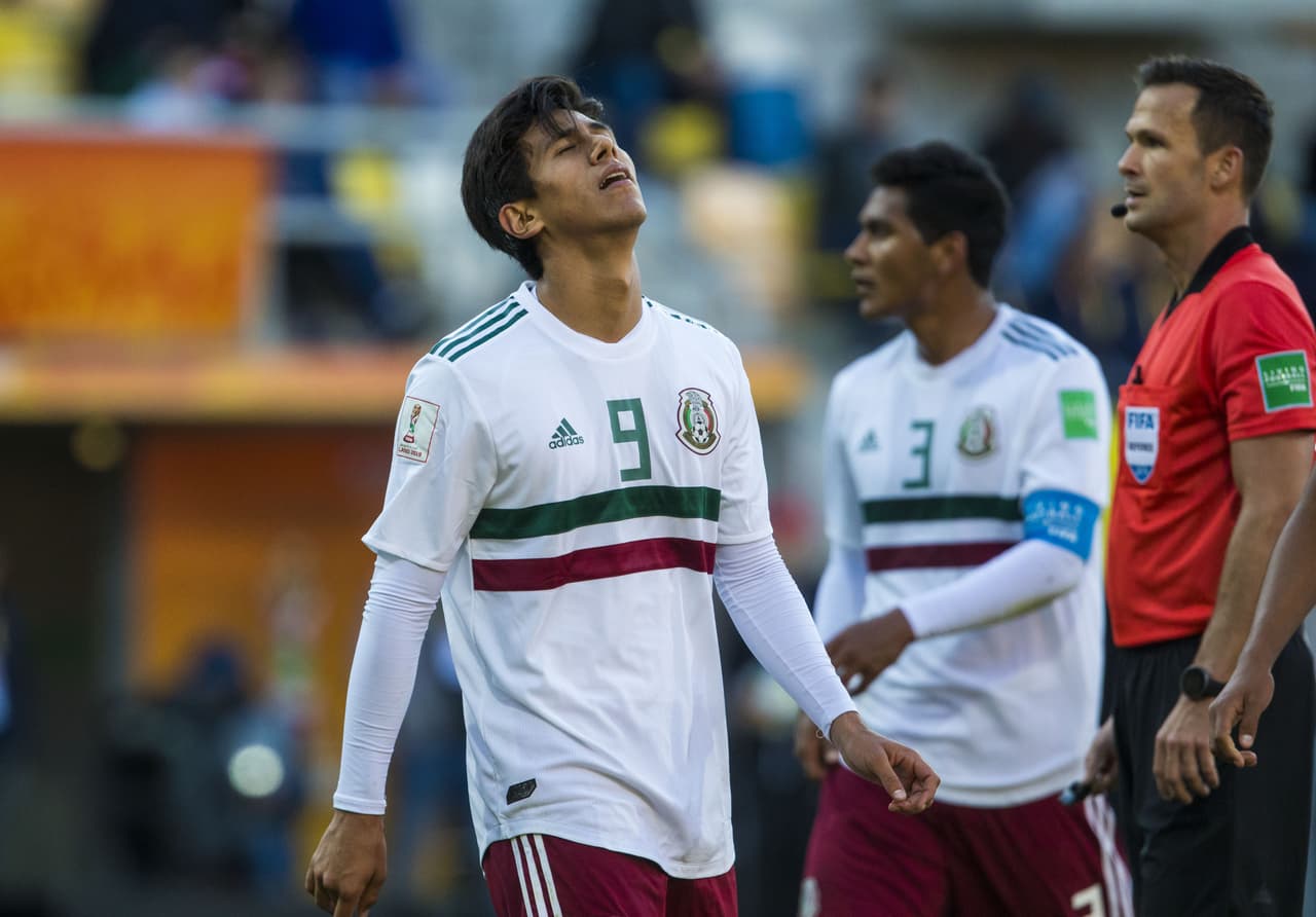Después la tuvo Macías con un cabezazo después de que Roberto De La Rosa le bajara la pelota en el área chica.