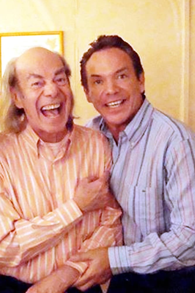 Manuel Valdés tuvo 12 hijos, entre ellos el actor Marcos Valdés, producto de su relación con la actriz Rosa María Bojalil Garza, y el cantante Cristian Castro, que tuvo con la actriz Verónica Castro.