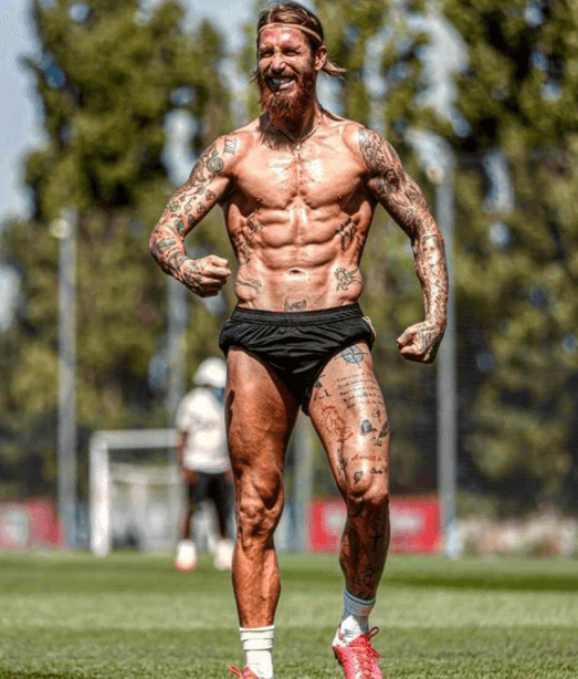 Actualmente luce así, una máquina de cuerpo. Sergio Ramos es muy disciplinado y trabaja fuerte.