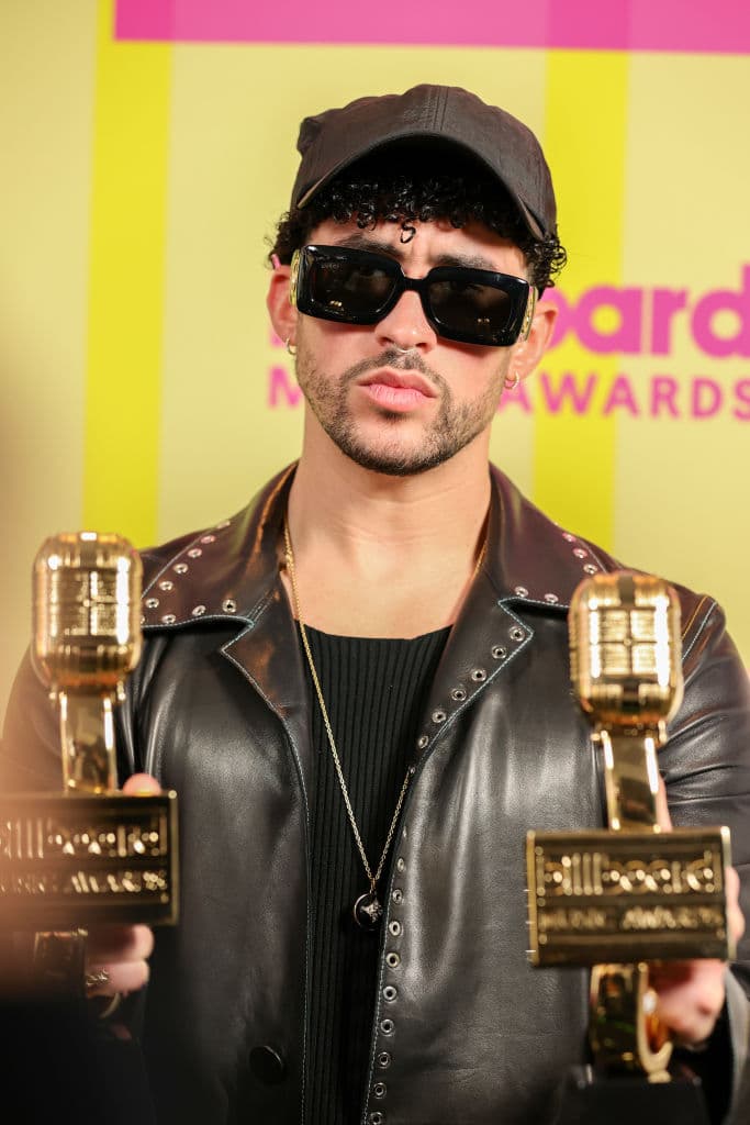 El reguetonero usa su apariencia como otra forma de autoexpresión y conecta bastate con la gente. Es diferente, especial y considerado uno de los mejores artistas en la historia de la música latina.