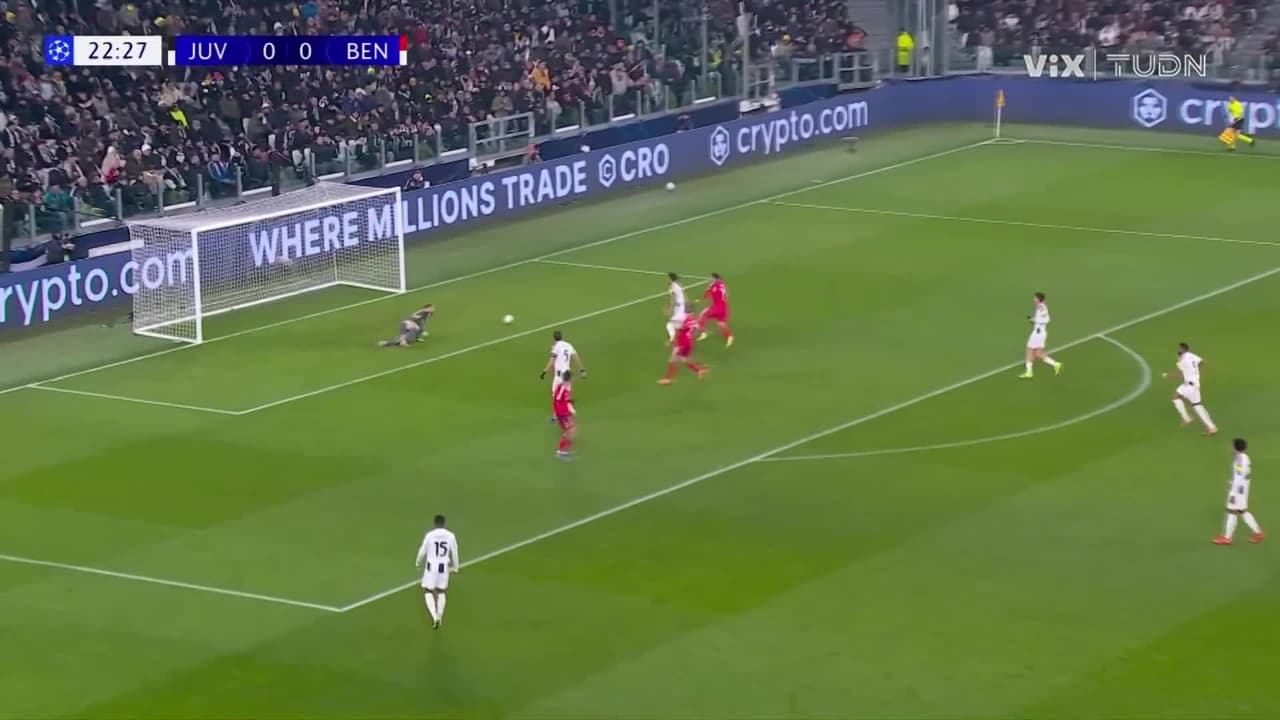 ¡Se salva la Juve con una doble atajada en el área!