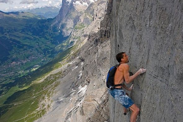 El escalador Dean Potter y otro compañero han muerto tras intentar un salto base en Yosemite. Te presentamos un listado de algunos de los deportes suicidas. Potter, de 43 años, es conocido internacionalmente como referente de una modalidad deportiva que consiste en saltar al vacío desde un punto fijo, natural o artificial. Sus practicantes abren su paracaídas durante el descenso.
