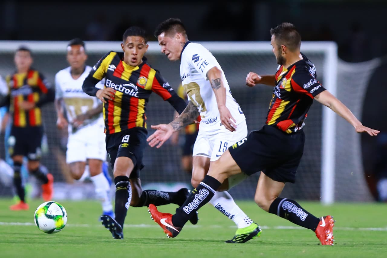 Apenas un minuto después del gol de los visitantes, los Pumas se lanzaron al frente y de manera cuasi milagrosa, le dieron la vuelta gracias a un potente y bien colocado tiro de Juan Iturbe.