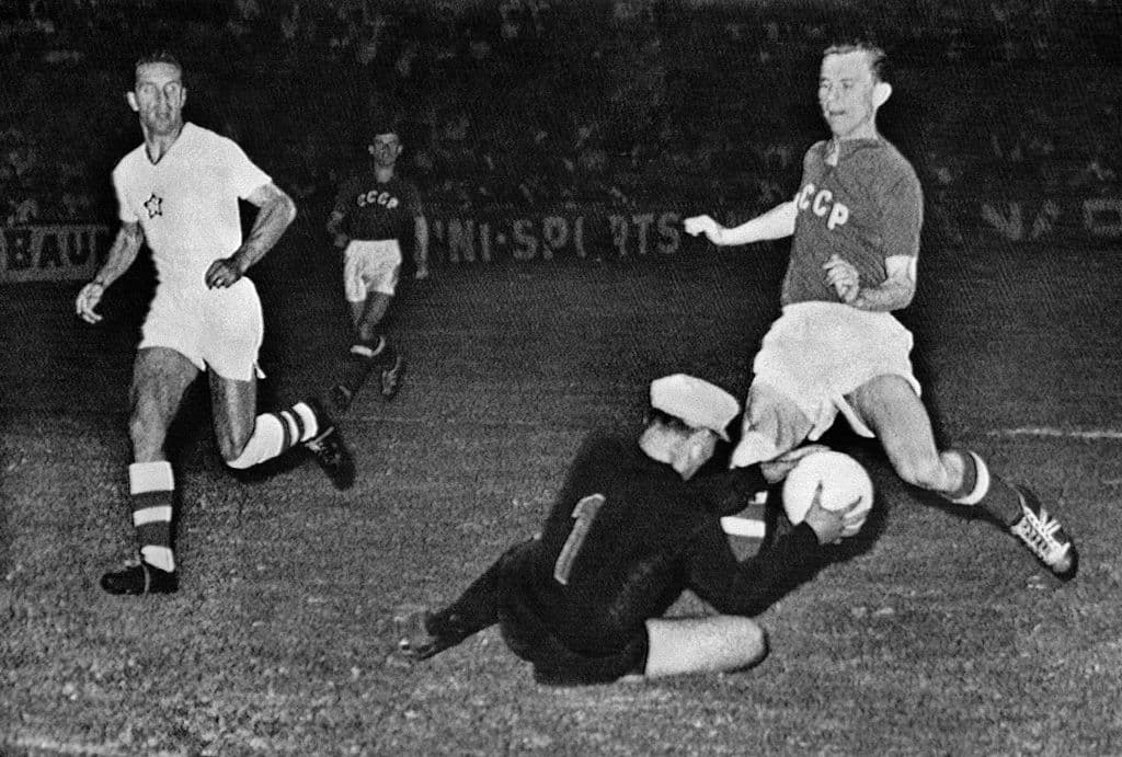 <b>1960, la primera Eurocopa</b>
<br>La Unión Soviética se proclamaba campeón de la primera edición de esta competencia a pesar de que, en la portería yugoslava se encontraba el arquero Lev Yashin, la ‘Araña Negra’.