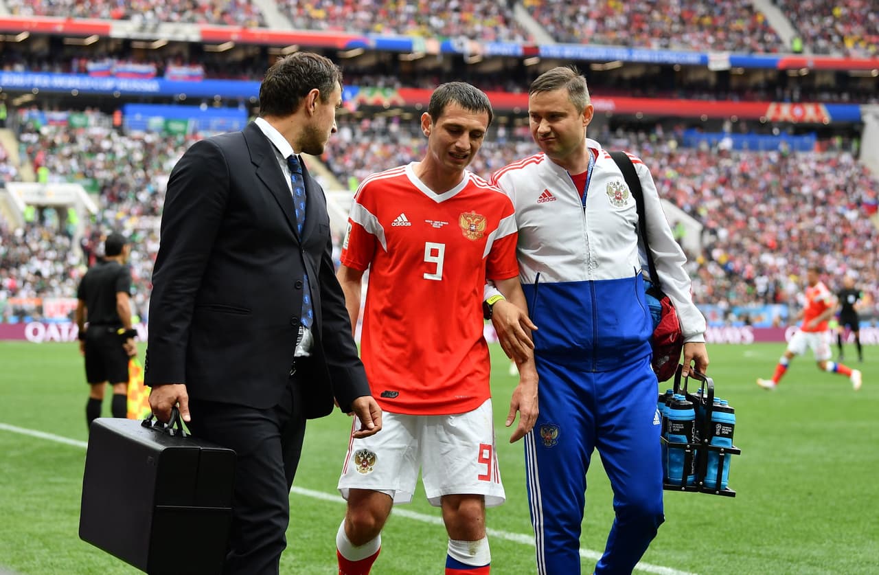 Las lágrimas fueron tan inevitables como su lesión mientras salía caminando de la cancha.