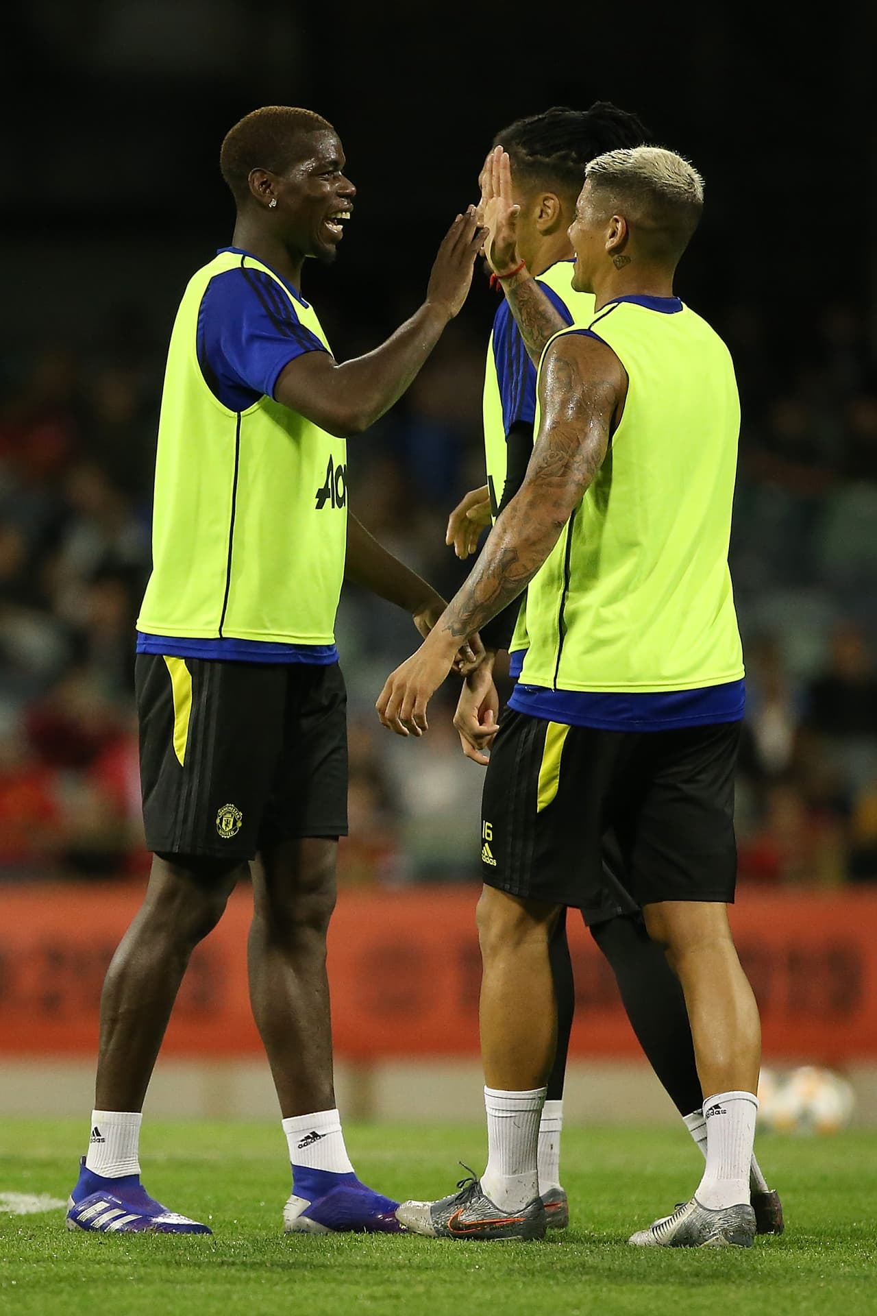 Manchester United entrenó este jueves a puertas abiertas en Perth, Australia, para tener contacto con los cientos de aficionados que llegaron hasta el WACA Ground. Paul Pogba, aún sin definir su futuro, fue uno de los más aclamados tomándose fotos y firmando autógrafos a quienes se lo pidieron. Los Diablos Rojos enfrentarán al Perth Glory y al Leeds United en esta gira por suelo australiano.