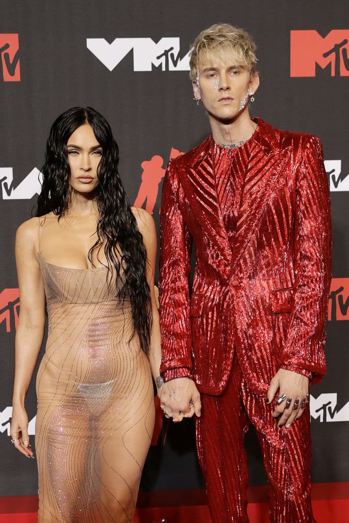 Su pareja, Machine Gun Kelly, lució un brillante traje rojo de Dolce & Gabbana.
