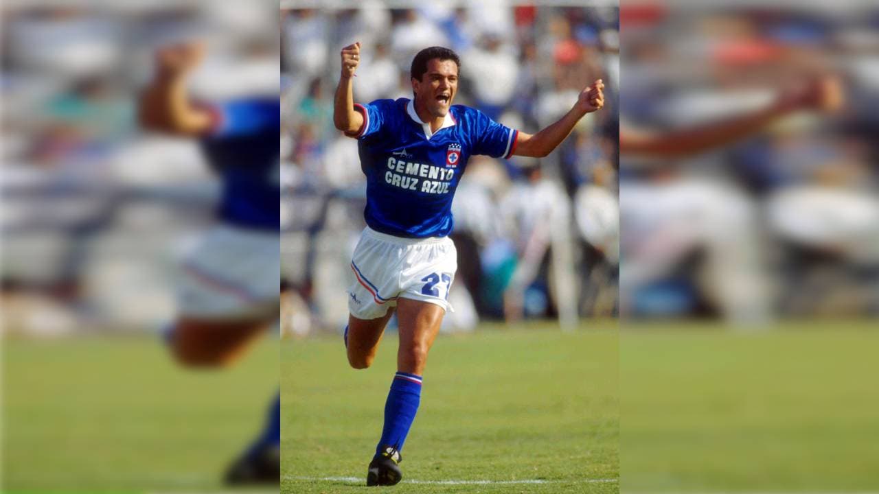La leyenda, el ídolo. Uno de los más queridos por la afición cruzaazulina. Carlos anotó 46 goles.