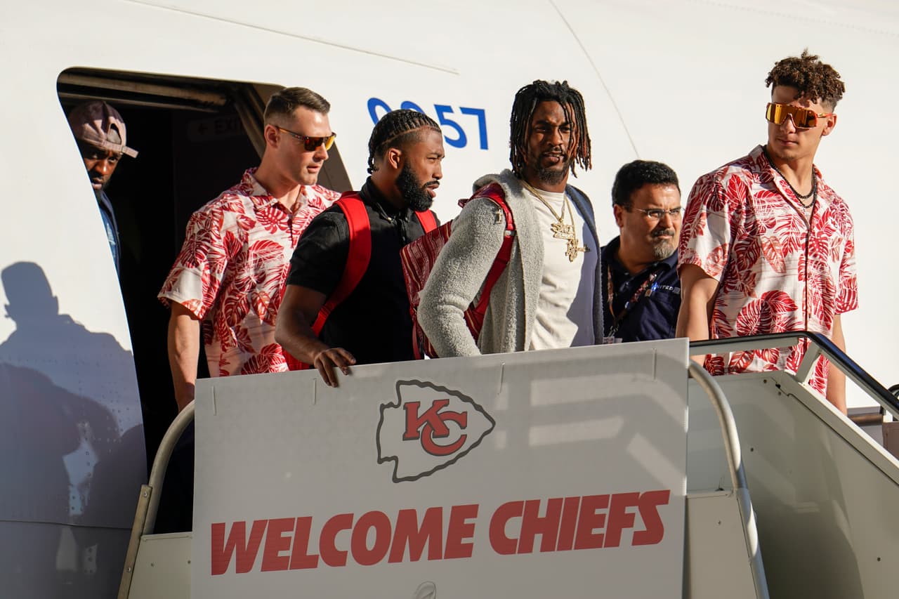 Los Kansas City Chiefs aterrizaron en el aeropuerto de Miami en la semana donde enfrentarán a los 49ers por el Super Bowl LIV.
