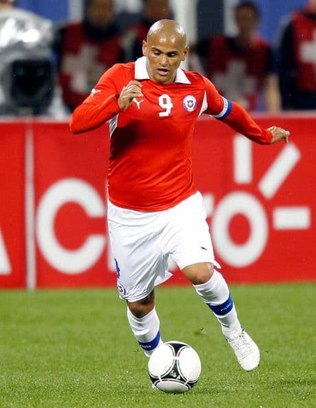 Humberto Suazo.- El ‘Chupete’ es un jugador distinto, con una clase fuera de lo común y que si se sabe enchanchar a este grupo, los chilenos serán de los mejores ataques de todo el Mundial.