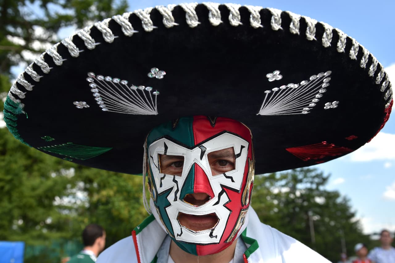 Los fanáticos de México sobresalieron frente a los de Alemania por sus atuendos, que entre sombreros, pinturas y demás, sin duda fueron más llamativos en medio del debut del grupo F del Mundial.