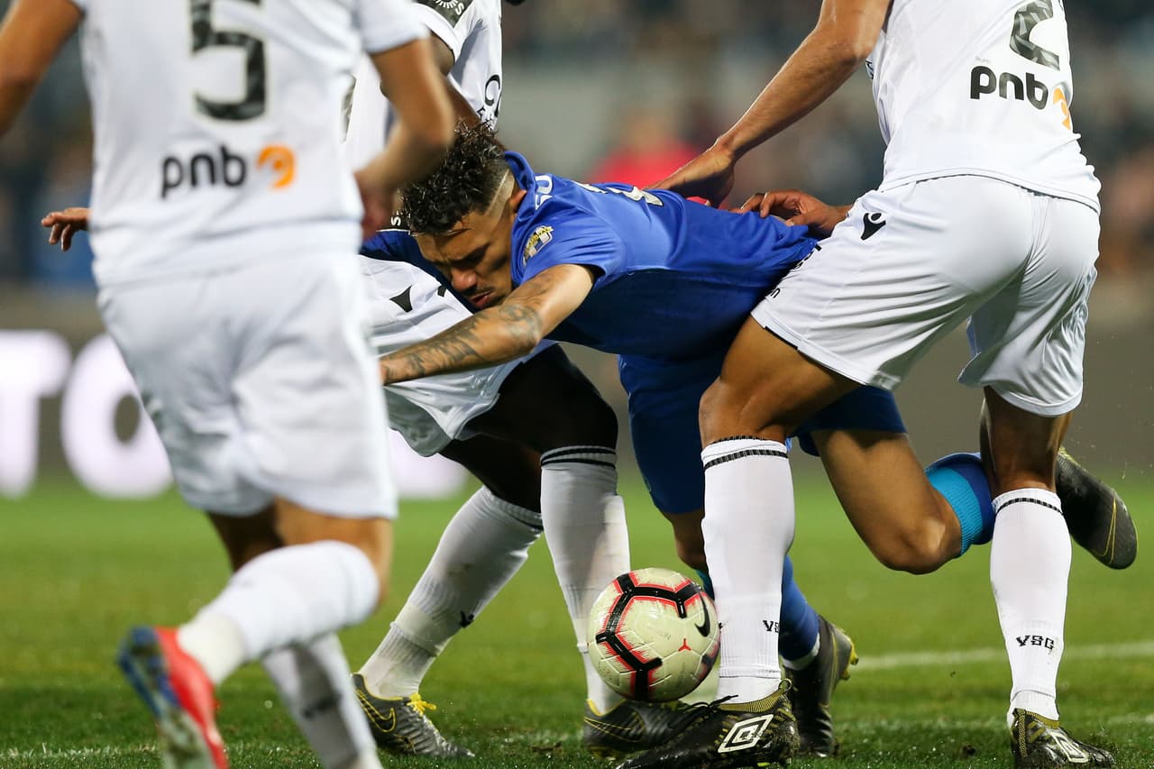 Con 50 puntos el Porto aventaja por solo tres al Benfica que goleó 4-2 al Sporting en el clásico de Lisboa.
