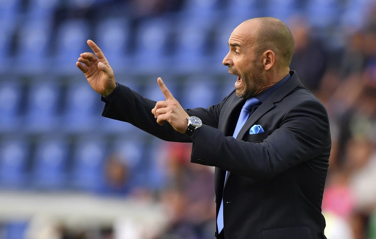 El español tenía el combustible en las manos tanto para echar andar a 'La Máquina', como se le conoce al Cruz Azul, como para hacerla explotar.