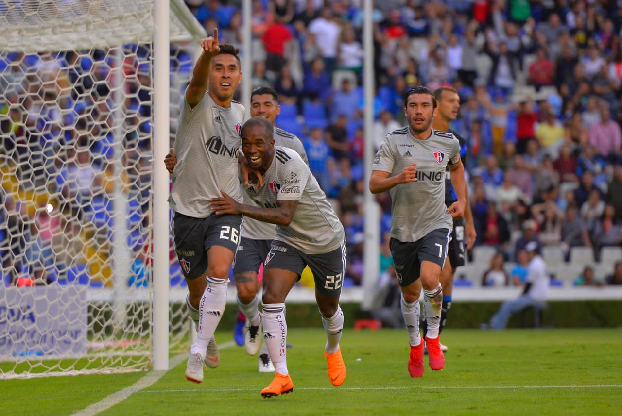 Oswaldo Martínez (izquierda) con un golazo anotó el 2-1 al minuto 50 a favor de los Rojinegros que este sábado vistieron de plata.